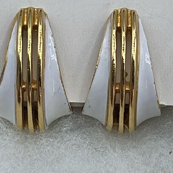 Vintage Crown Trifari teardrop shaped hoops. Clip style - Picture 1 of 8